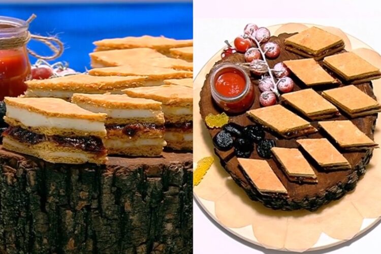 Colaj de poze cu porții de prăjitură cu suc de roșii în aluat, pe un platou cu un borcan de bulion și o crenguță de roșii și pe un suport de lemn
