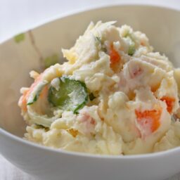 Salată de cartofi cremoasă, cu maioneză de post în bol alb