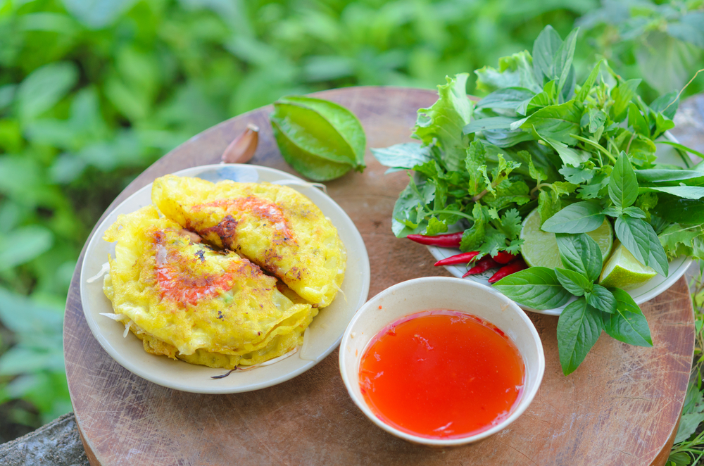 Clătitele vietnameze umplute cu tofu servite alături de un sos picant
