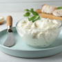 O imagine care arată cum poți păstra crema de brânza într-un bol alb
