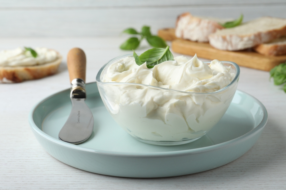 O imagine care arată cum poți păstra crema de brânza într-un bol alb