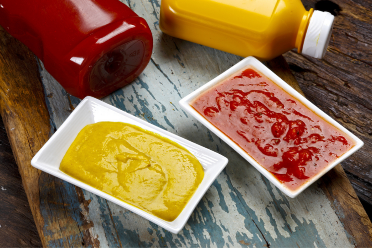 Ketchup vs. muștar puse în două boluri diferite