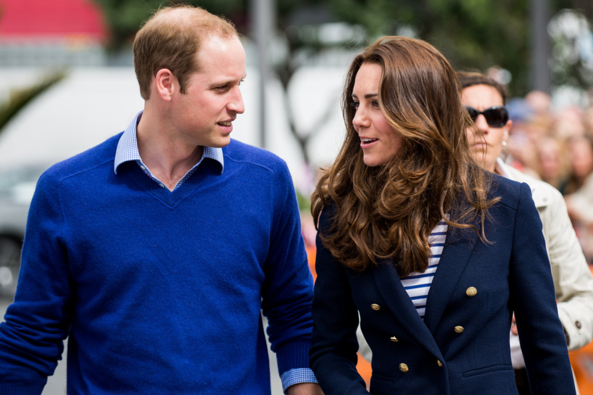 Prințul William și Prințesa Catherine în timp ce se plimbă și se țin de mână