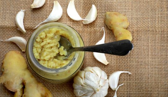 Pastă de ghimbir cu usturoi. Rețeta de Adrak Lahsun din bucătăria indiană