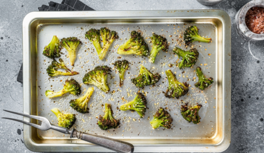 Broccoli la cuptor. Garnitura simplă care se potrivește cu orice preparat din carne