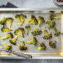 Broccoli la cuptor pus într-o tavă