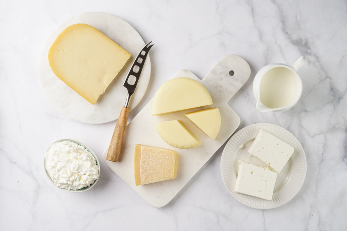 Cele mai sănătoase brânzeturi puse pe farfurii