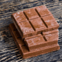 ciocolata expirată pe un blat de lemn
