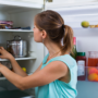 O femeie care face curățenie în frigider