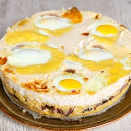 Mămăligă la cuptor în straturi, cu brânză, cârnați și ouă