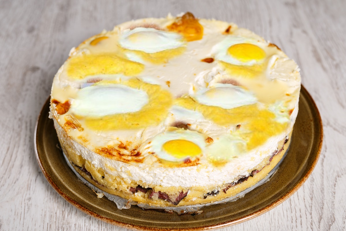 Mămăligă la cuptor în straturi, cu brânză, cârnați și ouă