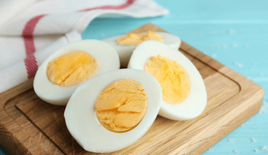 Ouă fierte la air fryer. Cum poți să faci rapid un mic dejun sănătos