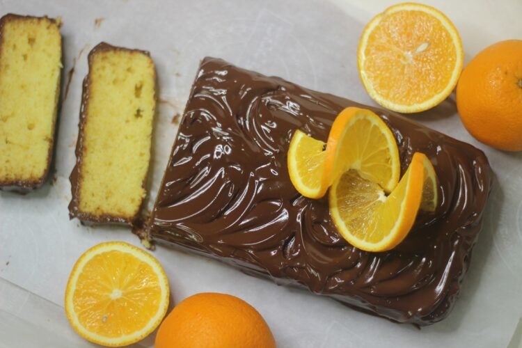 Prăjitură cu mandarine și glazură de ciocolată porționată