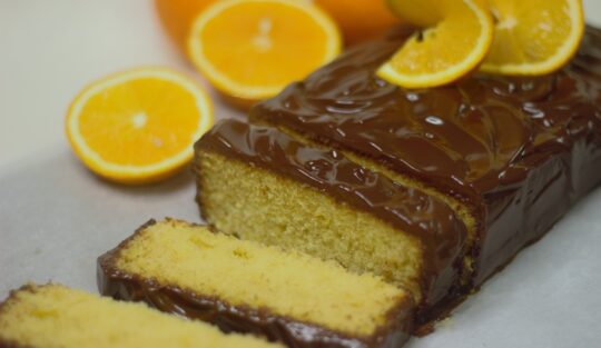 Prăjitură cu mandarine și glazură de ciocolată. Desert foarte aromat