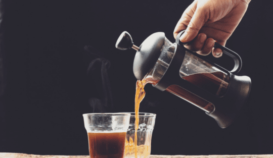 Cum poți face o cafea foarte aromată folosind presa franceză