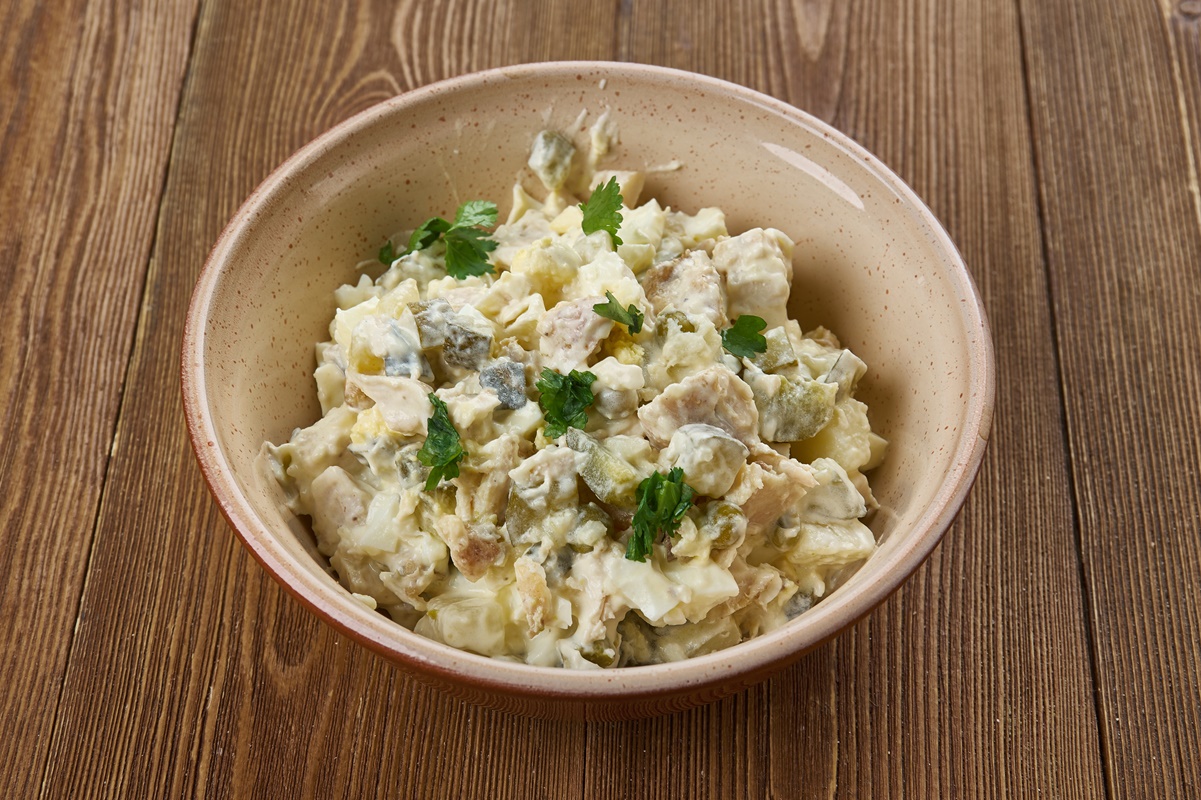 Salată de pui cu ciuperci și maioneză în bol de ceramică
