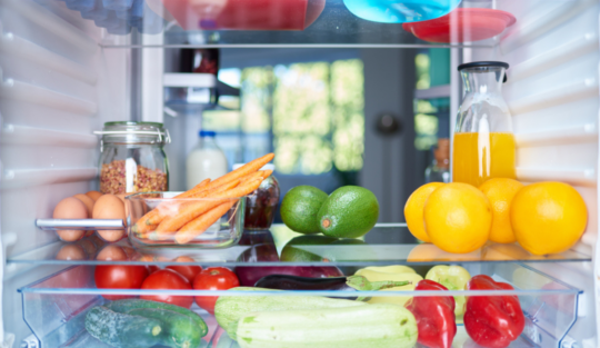 Păstrarea alimentelor la frigider ilustrată cu ajutorul unui frigider plin