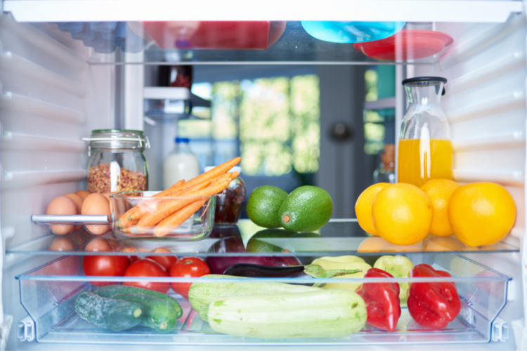 Păstrarea alimentelor la frigider ilustrată cu ajutorul unui frigider plin