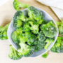 broccoli congelat pus într-un bol alb