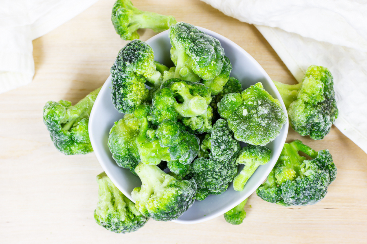 broccoli congelat pus într-un bol alb