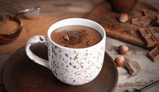 Trucul pentru o ciocolată caldă care să fie densă și cremoasă ca la cafenea