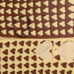 Pasul de modelare a aluaturilor bicolore pentru biscuiți