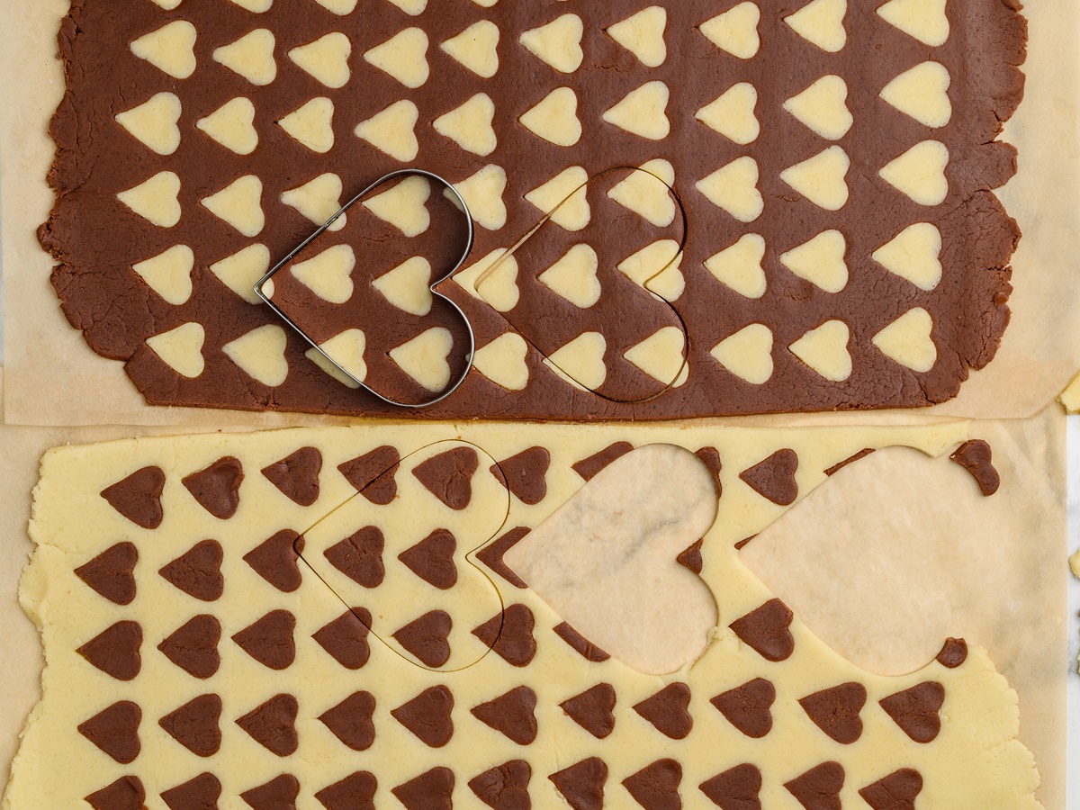 Pasul de modelare a aluaturilor bicolore pentru biscuiți