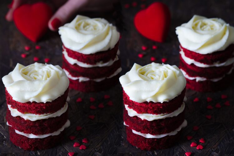 Prăjitură Mărțișor, patru porții și inimioare roșii