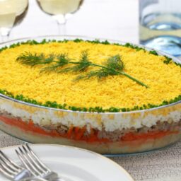 Salată Mimoza în vas de sticlă oval