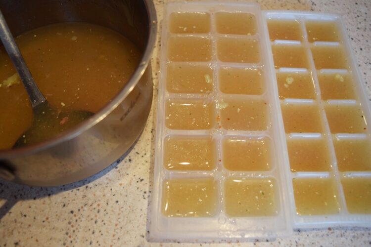 Supă concentrată de pui în oală și în forme pentru cuburi de gheață
