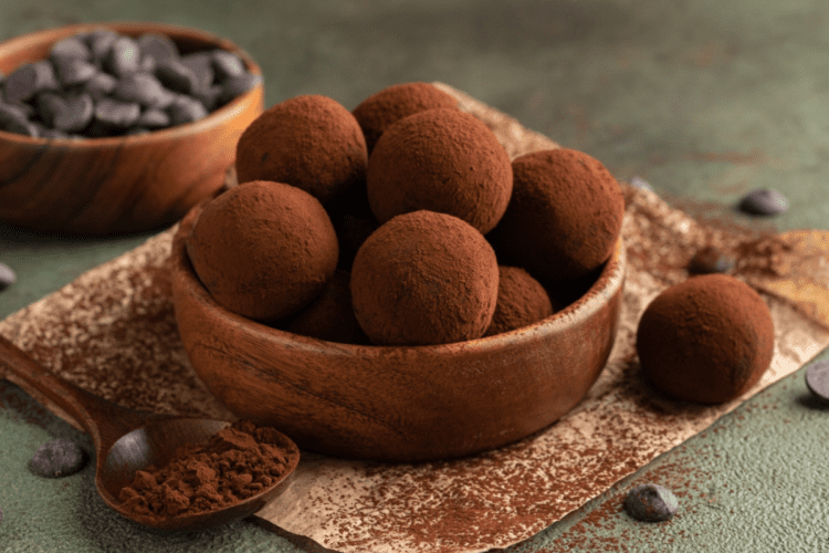 Trufe de ciocolată puse într-un bol de lemn