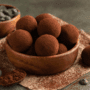 Trufe de ciocolată puse într-un bol de lemn