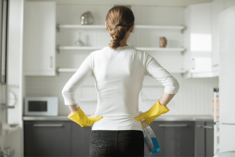 O femeie care curăță fainața din casă
