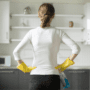 O femeie care curăță fainața din casă