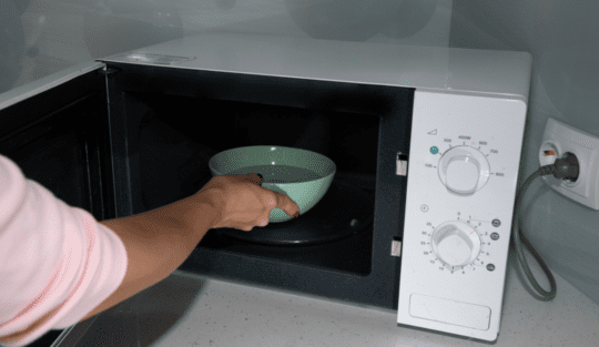 Cum încălzești apa la cuptorul cu microunde. Sfaturi simple și utile