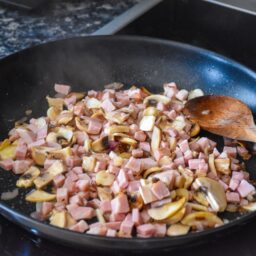 Preparare ciuperci cu bacon și ceapă în tigaie