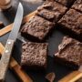 Brownies pe o tavă neagră cu cuțit