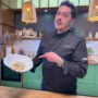 Chef Sorin Gonțea ține în mână o farfurie în care se află paste cu hribi și gălbiori în sos cremos de smântână