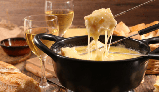 Cum prepari fondue de brânză și care este secretul acestui preparat