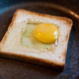 Ou prăjit în pâine