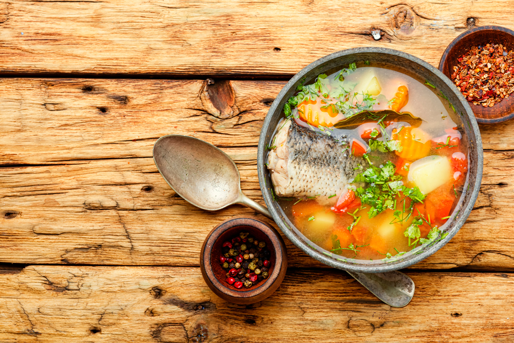 Ciorba de pește picantă  servită într-un bol tradițional