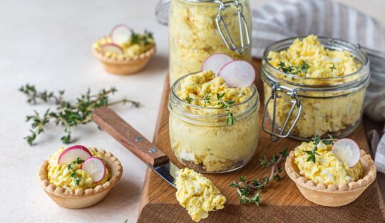 Pastă de ouă fierte în borcane, în cruste de mini tarte și pe lama unui cuțit