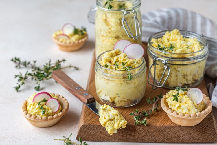 Pastă de ouă fierte în borcane, în cruste de mini tarte și pe lama unui cuțit