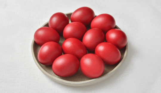 ouă vopsite în vin roșu puse pe o farfurie albă