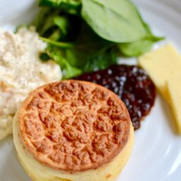 Sufleu de brânză cu trufe răsturnat pe un platou cu ingrediente / Shutterstock