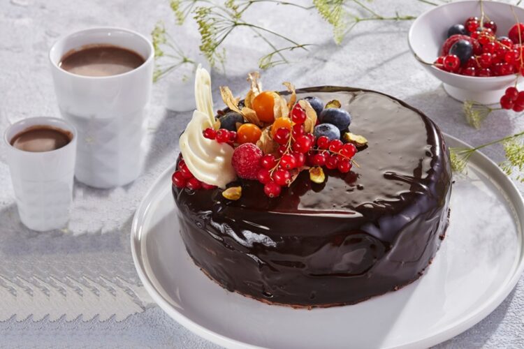 Tort de ciocolată cu glazură oglindă decorat cu fructe