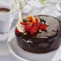 Tort de ciocolată cu glazură oglindă decorat cu fructe