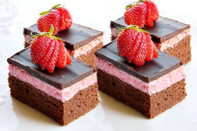 Patru porții de prăjitură cu mousse de căpșuni și glazură de ciocolată